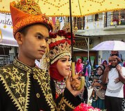 Indoneziečiai dėvintys tradicinius tautinius rūbus