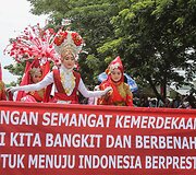 Indoneziečiai dėvintys tradicinius tautinius rūbus