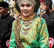 Indoneziečiai dėvintys tradicinius tautinius rūbus