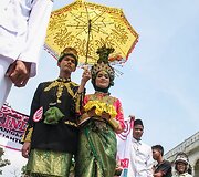 Indoneziečiai dėvintys tradicinius tautinius rūbus