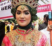 Indoneziečiai dėvintys tradicinius tautinius rūbus