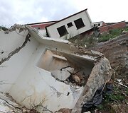 Ant geologi&scaron;kai nestabilaus &scaron;laito pastatyti namai Hondūre