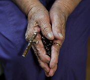 Buvusi &bdquo;paguodos moteris&ldquo; Lee Ok-sun laiko rožančių