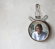 Buvusios &bdquo;paguodos moters&ldquo;, Ren Lane atspindys veidrodėlyje jos namuose
