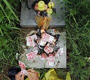Nepriklausomas Antrojo pasaulinio karo &bdquo;paguodos moterų&ldquo; istorijos tyrėjas Zhang Shuangbing uždega smilkalus