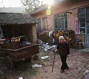 Buvusi &bdquo;paguodos moteris&ldquo; Hao Juxiang savo namų kieme Kinijoje