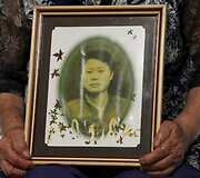 Buvusi &bdquo;paguodos moteris&ldquo; Lee Ok-sun rodo savo jaunystės nuotrauką