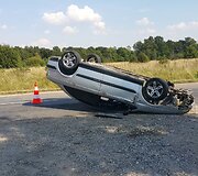 Apvirtęs automobilis