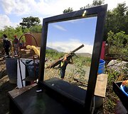 Kolumbiečiai bėga i&scaron; sieną uždariusios Venesuelos per Tačyro upę