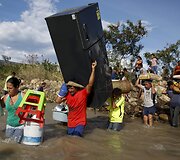 Kolumbiečiai bėga i&scaron; sieną uždariusios Venesuelos per Tačyro upę
