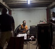 Bosistas Danielis Saiasas savo grupės &bdquo;Carlon y La Novena&ldquo; repeticijoje