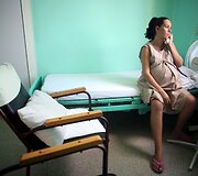 Namų &scaron;eimininkė Elizabeth Verdesia kalbasi telefonu prie&scaron; gimdymą