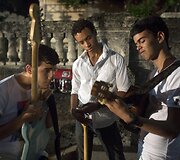 Muzikos mokyklos studentai Ernestas Roblesas, Juanas Carlos Poveda ir Antonio Gonzalezas repetuoja