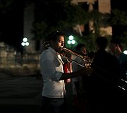 Muzikos mokyklos studentas Davidas Navarro groja trimitu