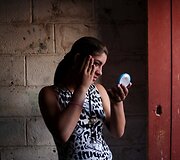 Moksleivė Milena Pino dažosi prie&scaron; lenktynes su žirgais
