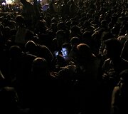 Migrantas pasitikrina mobilųjį telefoną Graikijoje