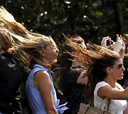 Žmonės fotografuoja kylantį sraigtasparnį Va&scaron;ingtone