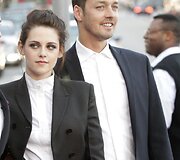 Aktorė Kristen Stewart užmezgė romaną su režisieriumi Rupertu Sandersu tuo metu kai draugavo su Robertu Pattinsonu