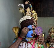 Vyras persirengęs vienu i&scaron; induistų dievybių Indijoje