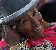 Moteris Bolivijoje dalyvauja mados renginyje skirtame pristatyti lamų ir alpakų vilnos siūlus
