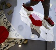 Lankytojai vaik&scaron;to vir&scaron; Japonijos karo vėliavų II pasaulinio karo muziejuje Kinijoje