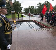 Rusų komunistų partijos nariai deda gėles ant nežinomo kario kapo Maskvoje