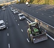 Prancūzijos ūkininkai vyksta į sostinę planuodami ten surengti blokadą