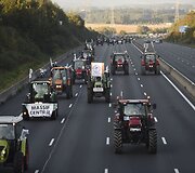 Prancūzijos ūkininkai vyksta į sostinę planuodami ten surengti blokadą