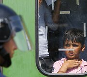 Migrantai i&scaron;laipinami prie pabėgėlių stovyklos Bičkėje