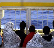 Migrantai stebi jūrą juos i&scaron;gelbėjusiame Norvegijos laive