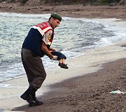 Turkijos policijos patrulis ne&scaron;a jūros i&scaron;mestą Sirijos pabėgėlių berniuko kūną