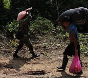 Peru pareigūnas ne&scaron;antis sprogmenis prasilenkia su vietiniu ne&scaron;ančiu kokos lapus