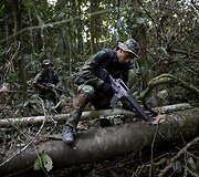 Peru pareigūnai džiunglėse ie&scaron;ko ir naikina slaptus narkotikų gabentojų kelius