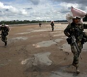 Peru pareigūnai džiunglėse ie&scaron;ko ir naikina slaptus narkotikų gabentojų kelius