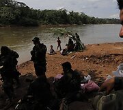 Peru pareigūnai džiunglėse ie&scaron;ko ir naikina slaptus narkotikų gabentojų kelius