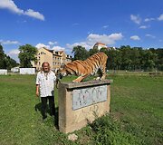 Čekijos gatvėmis savo tigrą vedžiojantis cirko savininkas