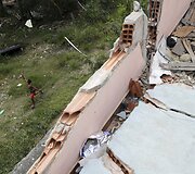 Pusiau nugriautame lū&scaron;nyne žaidžiantis vaikas
