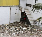 Pusiau nugriautame lū&scaron;nyne žaidžiantis vaikas