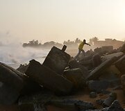 Kylantis vandens lygis griauna pastatus prie vandenyno pakrantės Dramblio Kaulo Krante