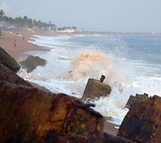 Kylantis vandens lygis griauna pastatus prie vandenyno pakrantės Dramblio Kaulo Krante