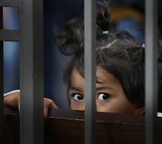 Migrantų mergaitė Vengrijos traukinių stotyje