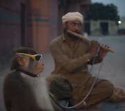 Pakistanietis gatvėje groja fleita