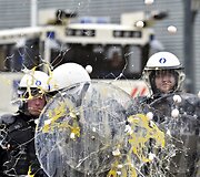Protestuojantys ūkininkai apmėto kiau&scaron;iniais Briuselio pareigūnus