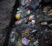 &Scaron;iuk&scaron;lės tekančios nuotekų kanalu Rio de Žaneiro lū&scaron;nyne