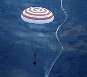 Kazachstane nusileido kapsulė su trimis astronautais.