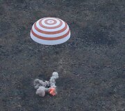 Kazachstane nusileido kapsulė su trimis astronautais.