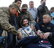 Kazachstane nusileido kapsulė su trimis astronautais.