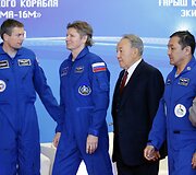 Kazachstane nusileido kapsulė su trimis astronautais.