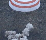 Kazachstane nusileido kapsulė su trimis astronautais.