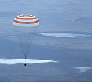 Kazachstane nusileido kapsulė su trimis astronautais.